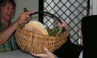 Eine Brotspende an der Klosterpforte