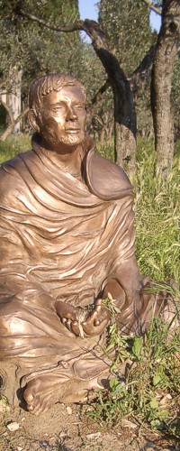 Statue in Assisi: Der meditierende Franziskus