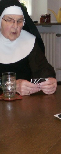 Sr. Edmunda beim Kartenspielen